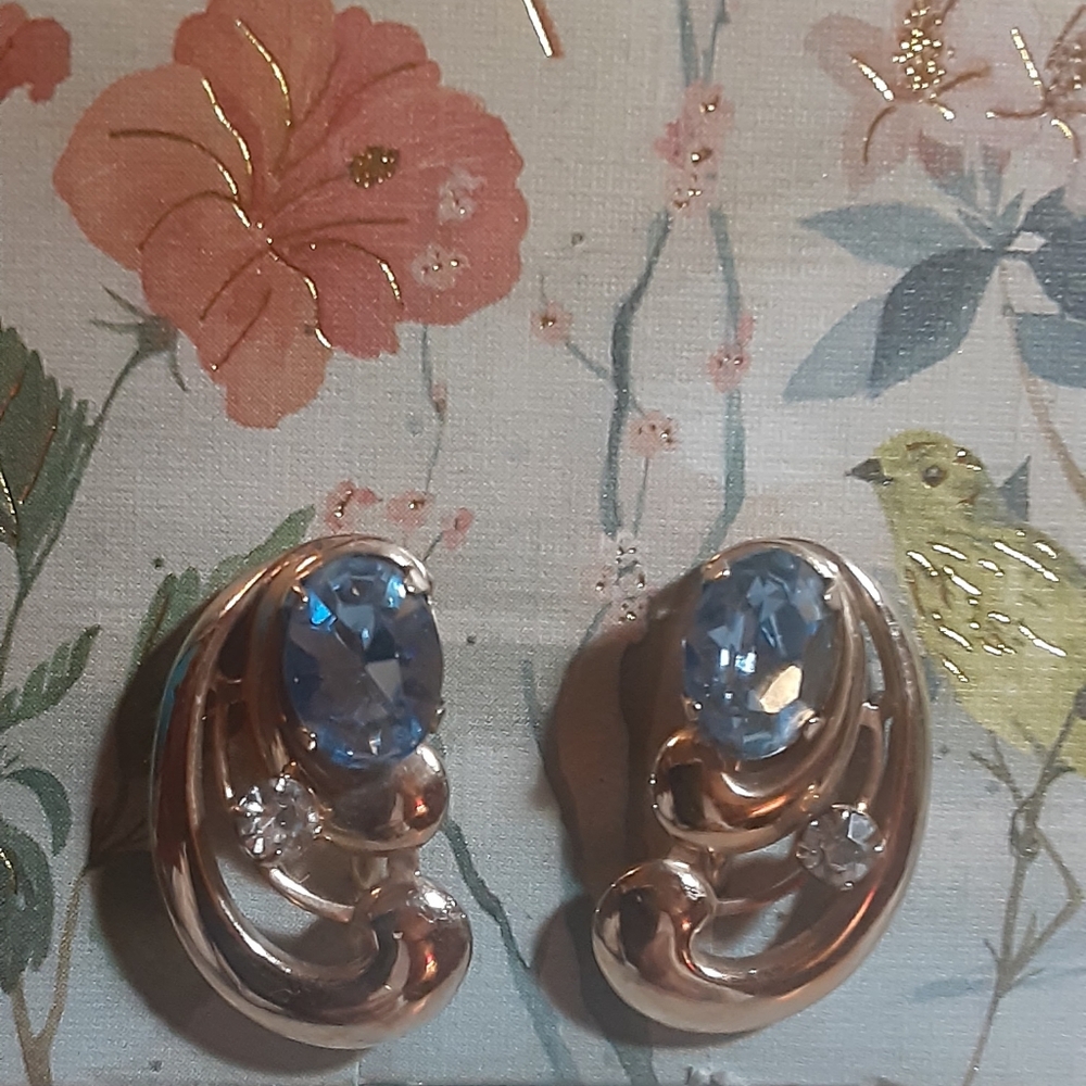 12kgf Van Dell Blue Topaz and Crystal Screwback Earrings c1940 to 50